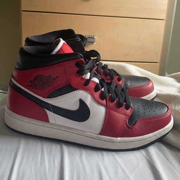 Jordon 1s mid Chicago black toe 2020 - Picture 3 of 4